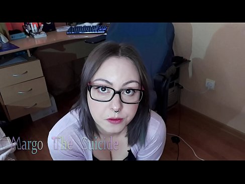 ❤️ Σέξι κορίτσι με γυαλιά πιπιλίζει Dildo βαθιά στην κάμερα Πορνό βίντεο ❤