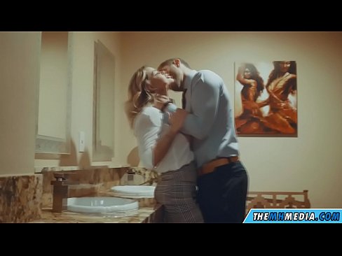 ❤️ Όταν μια πλούσια ξανθιά σε αποπλανεί σε μια δημόσια τουαλέτα Πορνό βίντεο ❤